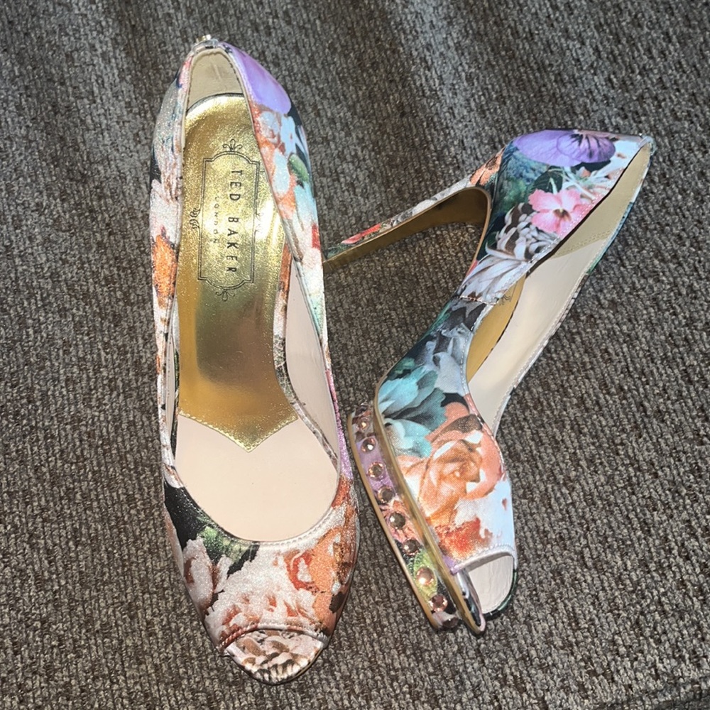 Ted Baker Svanad Green Satin Floral Leather
Peep Toe Pumps 37